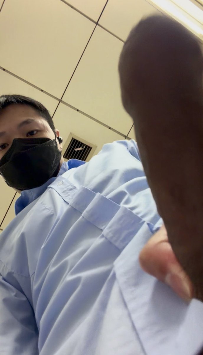 OOworker's tweet photo. 喜歡這個角度嗎？這麼近味道一定很重 

影片：
https://t.co/Vv5FB2EWyg

#反差 #正裝 #社畜 https://t.co/onC93LAdYQ