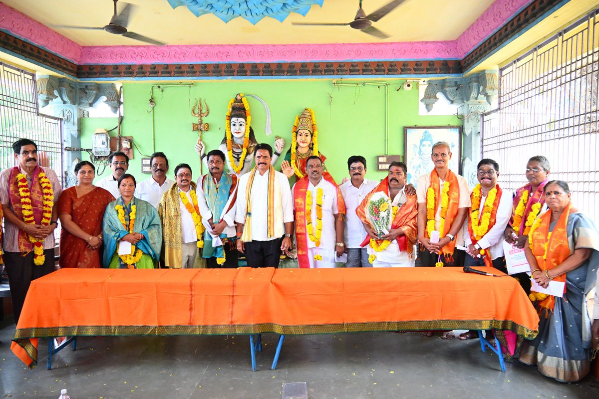 RKarimilli's tweet photo. ఈ రోజు మన తణుకు పట్టణంలోని శ్రీ నాగమాంబ దేవి సమేత శ్రీ ఉమాసిద్దేశ్వరస్వామి స్వామివారి ఆలయ అభివృద్ధి కమిటీ సభ్యుల ప్రమాణ స్వీకార కార్యక్రమంలో పాల్గొని సభ్యులకు హృదయపూర్వక శుభాకాంక్షలు తెలియచేసాను.
#ArimilliForDevelopment #ManaTanukuManaArimilli #TanukuMLA #ArimilliForTanuku https://t.co/6nRfdYI8PG