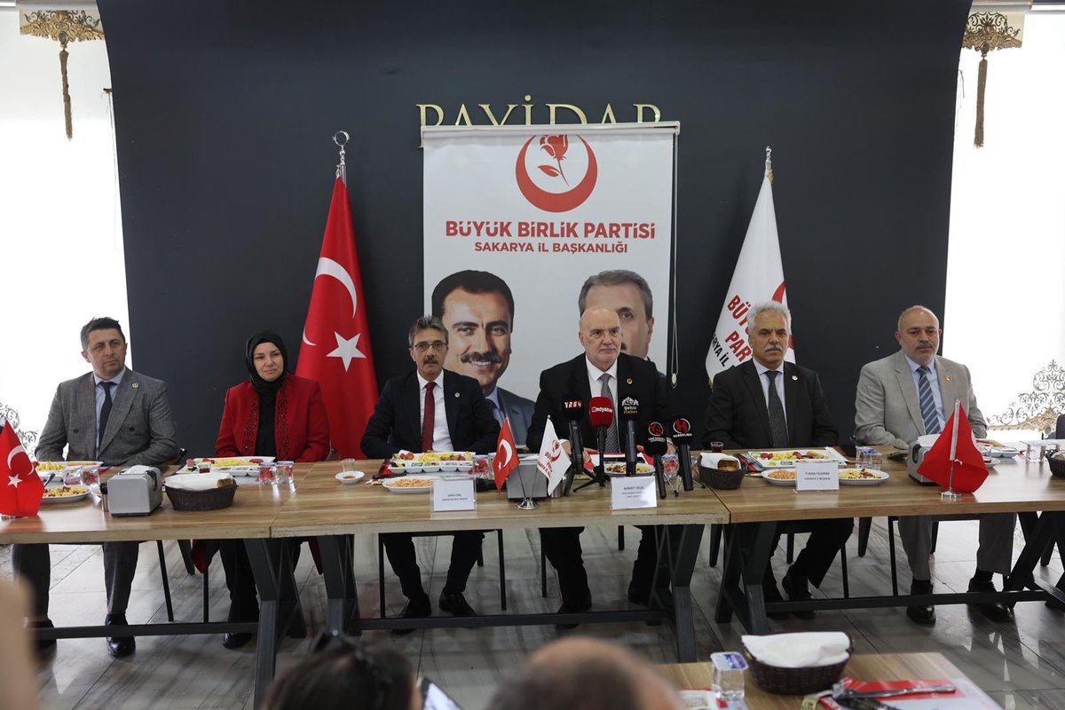 bbpgenelmerkez's tweet photo. Genel Sekreterimiz Sayın @ahmet_yelis, Sakarya Olağan İl Kongremiz öncesi basın mensuplarıyla bir araya gelerek kongre sürecimize ve siyasi vizyonumuza dair önemli açıklamalarda bulundu:

"Bugün burada, Büyük Birlik Partimizin Sakarya’daki kutlu yürüyüşünü, davamıza olan inancımızı ve önümüzdeki süreçte gerçekleştireceğimiz önemli bir buluşmayı paylaşmak üzere bir araya gelmiş bulunuyoruz.
16 Mayıs Cumartesi günü saat 14.00’te, Sakarya Serdivan Kültür ve Kongre Merkezi’nde, Genel Başkanımız Sayın Mustafa Destici’nin teşrifleriyle Büyük Birlik Partisi Sakarya İl Kongremizi büyük bir heyecan ve coşkuyla gerçekleştireceğiz.

Bugünden itibaren tüm Sakarya’yı bu büyük buluşmaya davet ediyoruz.

Çünkü bizim kongrelerimiz yalnızca bir teşkilat organizasyonu değildir. Bizim kongrelerimiz; davamızın muhasebesinin yapıldığı, kardeşliğin pekiştirildiği, birlik ruhunun güçlendiği, yarınlara dair hedeflerin ortaya konduğu birer 'toy'dur.

Büyük Birlik Partisi’nin kongreleri; makam kavgasının değil, memleket sevdasının kürsüsüdür. Şahsiyetli siyasetin, milli duruşun ve millet aşkının buluştuğu yerdir."