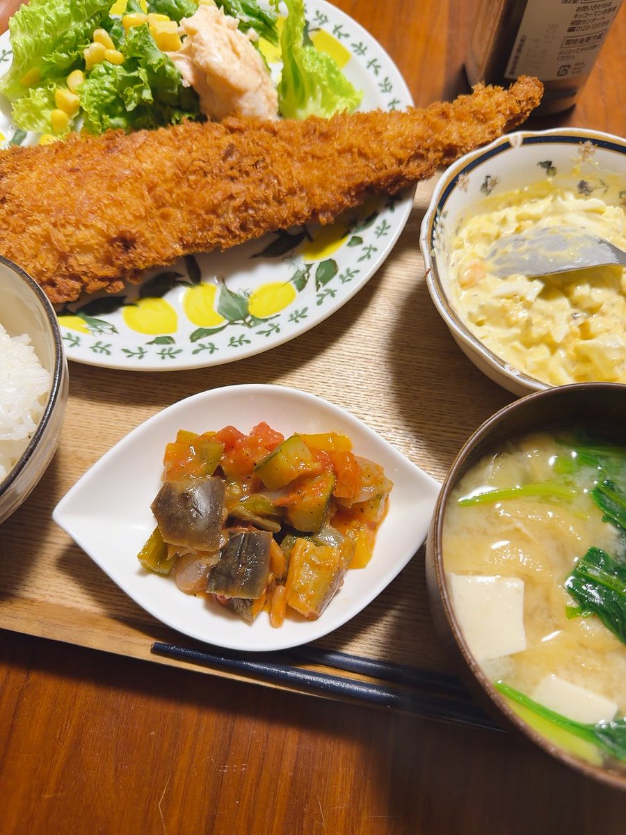 zubotan's tweet photo. 今日は巨大フィッシュフライ🐟
手作りタルタルかけ放題です～😋✨
#おうちごはん https://t.co/Q5m5fEh11G