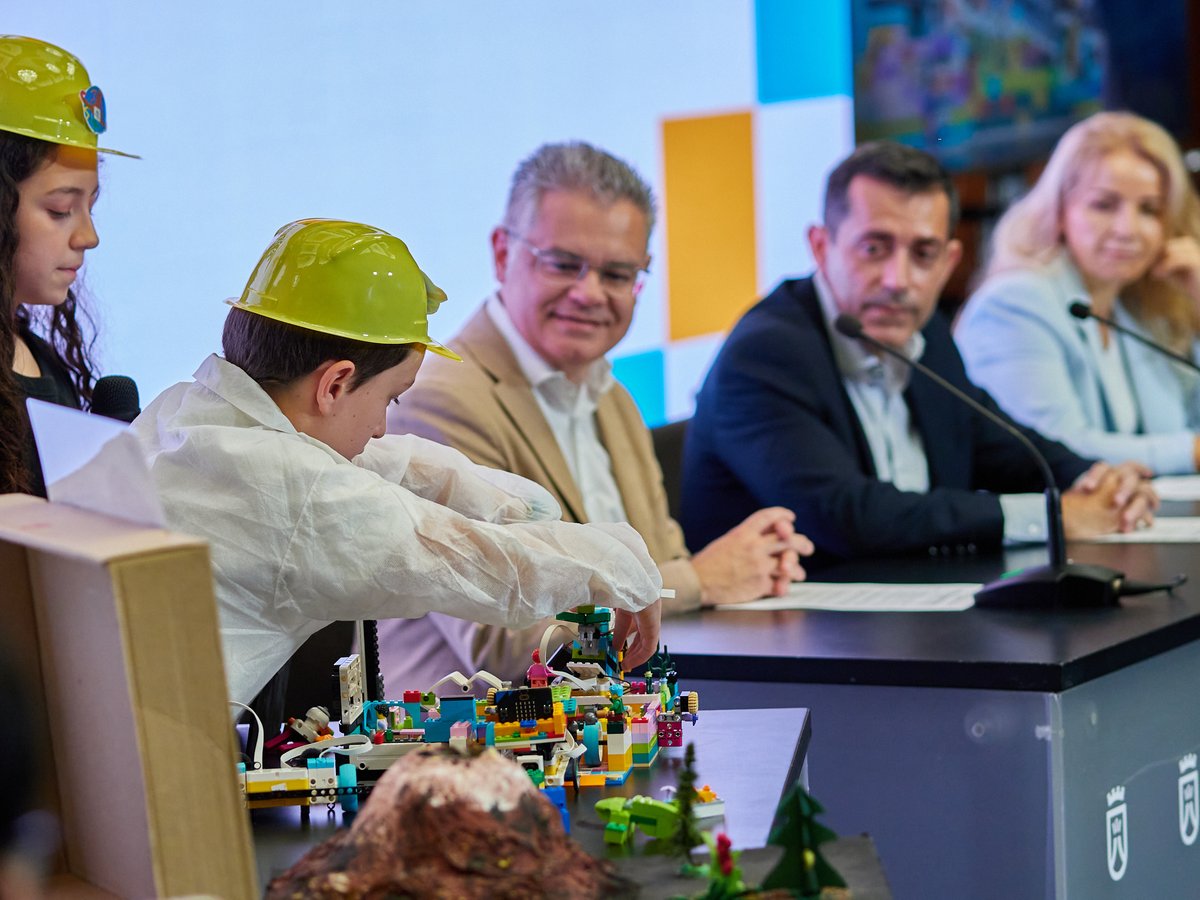 CabildoTenerife's tweet photo. 👧🧒 #INNOVACIÓN 𝗘𝗹 𝗖𝗮𝗯𝗶𝗹𝗱𝗼 𝘆 𝗲𝗹 𝗚𝗼𝗯𝗶𝗲𝗿𝗻𝗼 𝗱𝗲 𝗖𝗮𝗻𝗮𝗿𝗶𝗮𝘀 𝗶𝗺𝗽𝘂𝗹𝘀𝗮𝗻 𝗲𝗹 𝘁𝗮𝗹𝗲𝗻𝘁𝗼 𝗷𝗼𝘃𝗲𝗻 𝘆 𝗹𝗮 𝗶𝗻𝗻𝗼𝘃𝗮𝗰𝗶𝗼́𝗻 𝗲𝗱𝘂𝗰𝗮𝘁𝗶𝘃𝗮 𝗰𝗼𝗻 𝗦𝗧𝗘𝗔𝗠 𝗙𝘂𝘁𝘂𝗿𝗲 𝟮𝟬𝟮𝟲.

👉 Se trata de 𝘂𝗻𝗮 𝗶𝗻𝗶𝗰𝗶𝗮𝘁𝗶𝘃𝗮 𝗲𝗱𝘂𝗰𝗮𝘁𝗶𝘃𝗮 𝘆 𝘁𝗲𝗰𝗻𝗼𝗹𝗼́𝗴𝗶𝗰𝗮 que convertirá el @Auditoriotfe en un espacio de creatividad, ciencia, tecnología e innovación.

🏫 Con la participación de 𝟯𝟰 𝗰𝗲𝗻𝘁𝗿𝗼𝘀 𝗲𝗱𝘂𝗰𝗮𝘁𝗶𝘃𝗼𝘀 𝗱𝗲 𝗖𝗮𝗻𝗮𝗿𝗶𝗮𝘀.

🤖📲 𝟭.𝟮𝟬𝟬 𝗲𝘀𝘁𝘂𝗱𝗶𝗮𝗻𝘁𝗲𝘀 del archipiélago presentarán prototipos y soluciones tecnológicas desarrolladas en respuesta a retos reales de su entorno.

💭✍️ Desarrollados a lo largo del curso escolar mediante procesos de 𝗶𝗻𝘃𝗲𝘀𝘁𝗶𝗴𝗮𝗰𝗶𝗼́𝗻, 𝗱𝗶𝘀𝗲𝗻̃𝗼 𝘆 𝘁𝗿𝗮𝗯𝗮𝗷𝗼 𝗰𝗼𝗹𝗮𝗯𝗼𝗿𝗮𝘁𝗶𝘃𝗼, con el acompañamiento de docentes y facilitadores especializados.

📅 El próximo jueves, 21 de mayo.

ℹ https://t.co/met8A0gXnW