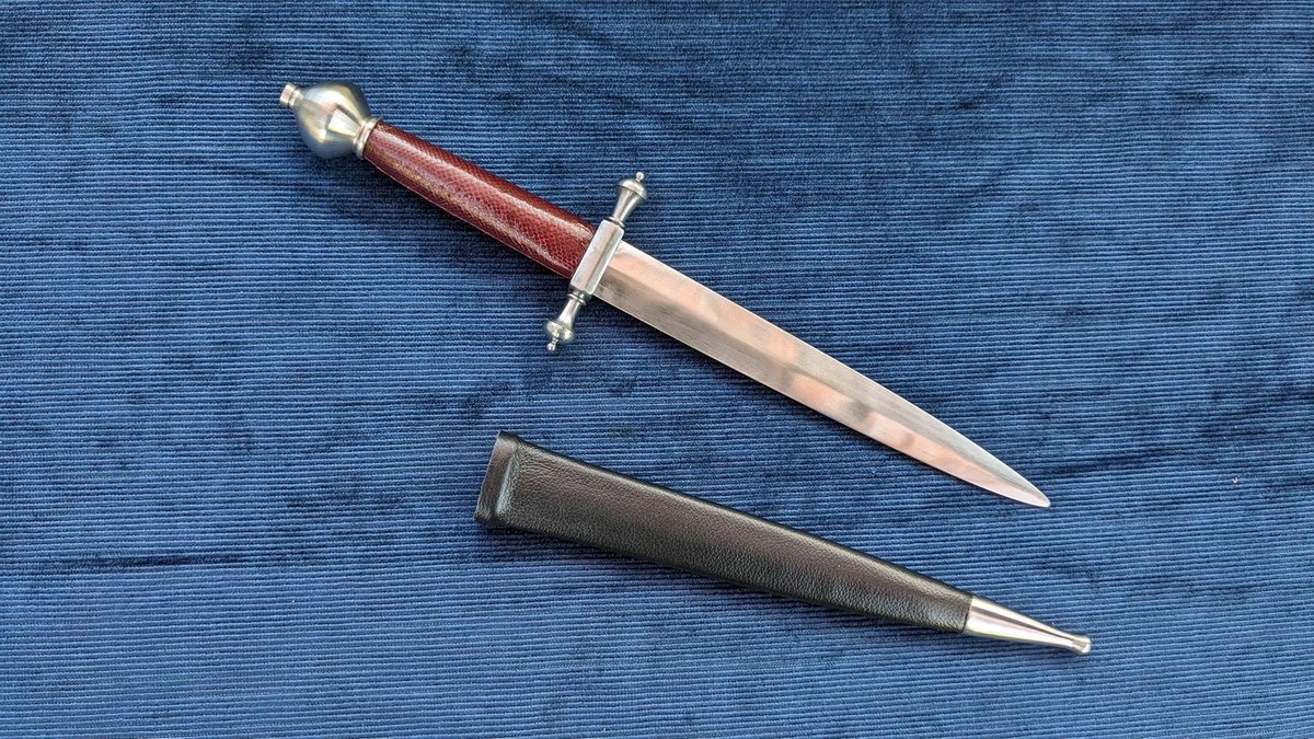 FOUNDDECAY's tweet photo. we finally got HD closeups of the dagger 👀 it’s called a juliet dagger https://t.co/qBOrdUPiMA