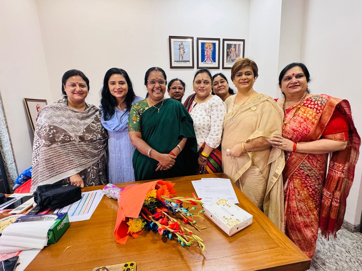 INeetuDabas's tweet photo. भाजपा महिला मोर्चा की राष्ट्रीय अध्यक्षा आदरणीय श्रीमती @VanathiBJP अक्का जी से लंबे समय बाद आत्मीय एवं प्रेरणादायक मुलाकात हुई।

इस विशेष अवसर पर उन्हें पश्चिम बंगाल, असम एवं पुदुचेरी में मिली ऐतिहासिक विजय के लिए हार्दिक बधाई एवं शुभकामनाएँ प्रेषित कीं।

उनका स्नेह, नेतृत्व और संगठन के प्रति समर्पण सदैव ऊर्जा और प्रेरणा प्रदान करता है।