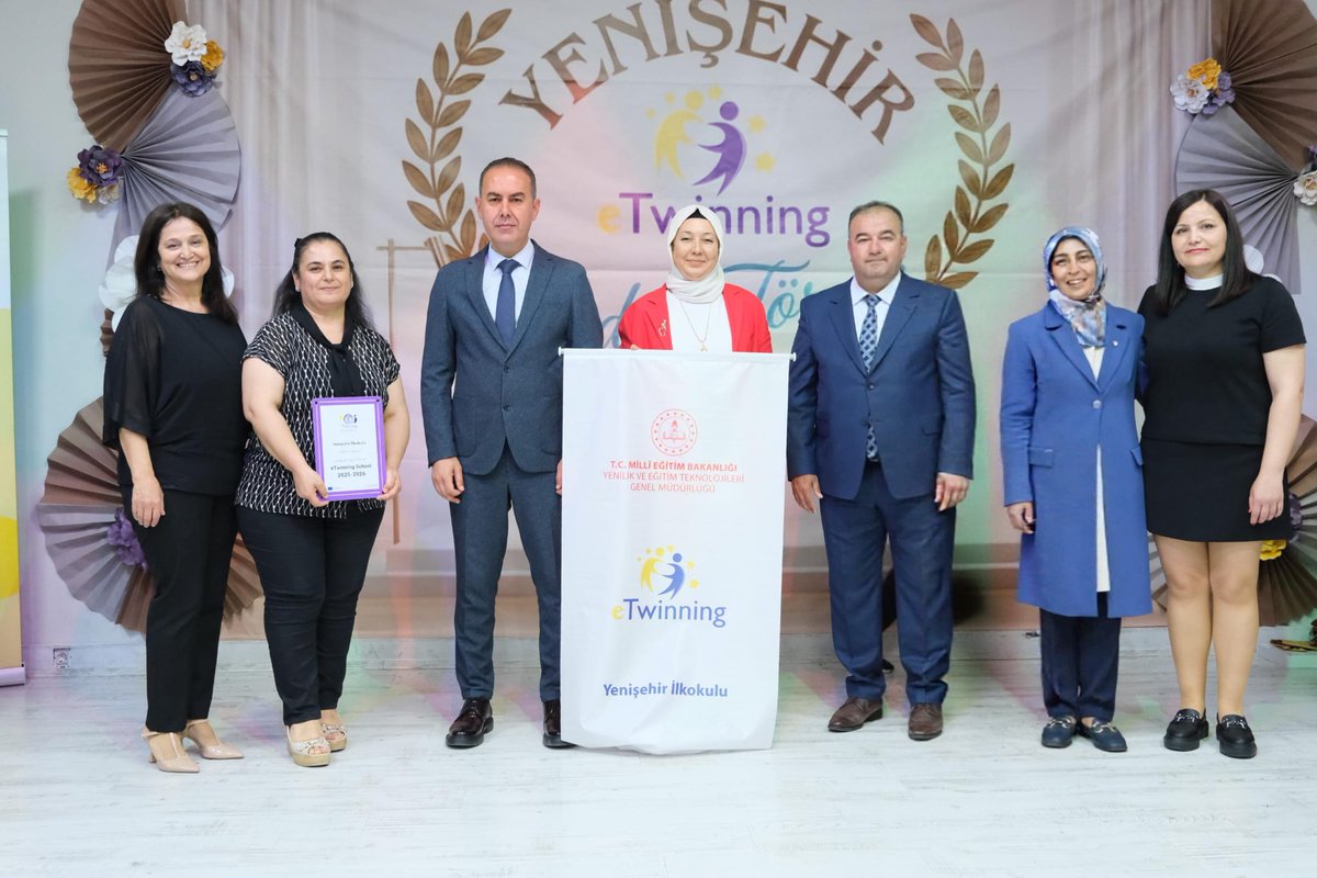 yenisehir_io's tweet photo. Geleceği Tasarlayan Umut: Ödüllerle Taçlanan eTwinning Yolculuğumuz! 🎓

Yenişehir İlkokulu olarak, uluslararası eğitim standartlarındaki başarımızı ve azmimizi bir kez daha kanıtlamanın mutluluğunu yaşıyoruz. 🌟 Eğitimde sınırları aşan projelerimizle dolu dolu geçen bir dönemi, muhteşem bir ödül töreniyle taçlandırdık.
💙 Kalite Etiketlerimiz: 2024-2025 Eğitim-Öğretim yılında okulumuzun kuruculuğunu ve rehberliğini üstlendiği eTwinning projelerimiz; özverili çalışmalarımız sonucunda hem Ulusal hem de Avrupa Kalite Etiketi almaya hak kazandı.
💛 "81 İl, 81 Proje" Temsiliyeti: 2023-2024 döneminde koordinatörlüğü Seher ŞEREF öğretmenimiz tarafından yürütülen “I CODE WITH FAIRY TALES, I LEARN MY VALUES” projemiz, MEB YEĞİTEK tarafından hazırlanan prestijli dergide Mersin ilimizi temsil eden örnek projeler arasında yer aldı.
💙 eTwinning Okulu Etiketi:
Koordinatörlüğü ve rehberliği Seher ŞEREF ve Sibel ÇUBUKTAR öğretmenlerimiz tarafından yürütülen "Protecting Nature is in Our Hands with STEAM" ile rehberliği Mehtap Gül GÜLGEN öğretmenimiz tarafından yürütülen "I am a Conscious Citizen of the Digital World!" projeleriyle alınan kalite etiketleri sayesinde okulumuz "eTwinning Okulu Etiketi" ödülüne layık görülmüştür. Okulumuzun dijital uygulamalar, e-güvenlik ve yenilikçi öğrenme yaklaşımlarındaki öncülüğünü simgeleyen bayrağımızı gururla teslim aldık.
⭐ Yenişehir İlçe Milli Eğitim Müdürlüğü tarafından düzenlenen bu özel törende; ödüllerimiz, projemizin yer aldığı özel dergi ve okul bayrağımız, İlçe Milli Eğitim Müdürümüz Sayın Ali Uçar tarafından takdim edilmiştir.
💛 Bu büyük başarıda bizlere her zaman destek olan idarecilerimize, projelere hayat veren tüm öğretmenlerimize, öğrencilerimize ve velilerimize yürekten teşekkür ederiz.
💙 Eğitimde değişimi bizzat yönetmeye, her çalışmamızda kalıcı **yaşam becerilerini** odağa alarak bu başarıları çoğaltmaya ve geleceğin dünyasına donanımlı bireyler hazırlamaya kararlılıkla devam edeceğiz! 🇹🇷🇪🇺
@MersinMEM
@Muhammed0744 @yenisehirmem_33 @UCARAli79 @mehmet__kesen #eTwinning #EğitimdeDeğişim #YaşamBecerileri