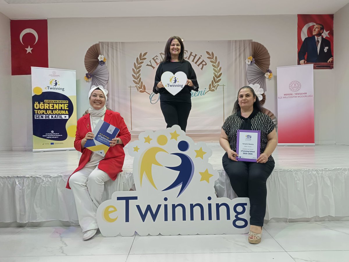yenisehir_io's tweet photo. Geleceği Tasarlayan Umut: Ödüllerle Taçlanan eTwinning Yolculuğumuz! 🎓

Yenişehir İlkokulu olarak, uluslararası eğitim standartlarındaki başarımızı ve azmimizi bir kez daha kanıtlamanın mutluluğunu yaşıyoruz. 🌟 Eğitimde sınırları aşan projelerimizle dolu dolu geçen bir dönemi, muhteşem bir ödül töreniyle taçlandırdık.
💙 Kalite Etiketlerimiz: 2024-2025 Eğitim-Öğretim yılında okulumuzun kuruculuğunu ve rehberliğini üstlendiği eTwinning projelerimiz; özverili çalışmalarımız sonucunda hem Ulusal hem de Avrupa Kalite Etiketi almaya hak kazandı.
💛 "81 İl, 81 Proje" Temsiliyeti: 2023-2024 döneminde koordinatörlüğü Seher ŞEREF öğretmenimiz tarafından yürütülen “I CODE WITH FAIRY TALES, I LEARN MY VALUES” projemiz, MEB YEĞİTEK tarafından hazırlanan prestijli dergide Mersin ilimizi temsil eden örnek projeler arasında yer aldı.
💙 eTwinning Okulu Etiketi:
Koordinatörlüğü ve rehberliği Seher ŞEREF ve Sibel ÇUBUKTAR öğretmenlerimiz tarafından yürütülen "Protecting Nature is in Our Hands with STEAM" ile rehberliği Mehtap Gül GÜLGEN öğretmenimiz tarafından yürütülen "I am a Conscious Citizen of the Digital World!" projeleriyle alınan kalite etiketleri sayesinde okulumuz "eTwinning Okulu Etiketi" ödülüne layık görülmüştür. Okulumuzun dijital uygulamalar, e-güvenlik ve yenilikçi öğrenme yaklaşımlarındaki öncülüğünü simgeleyen bayrağımızı gururla teslim aldık.
⭐ Yenişehir İlçe Milli Eğitim Müdürlüğü tarafından düzenlenen bu özel törende; ödüllerimiz, projemizin yer aldığı özel dergi ve okul bayrağımız, İlçe Milli Eğitim Müdürümüz Sayın Ali Uçar tarafından takdim edilmiştir.
💛 Bu büyük başarıda bizlere her zaman destek olan idarecilerimize, projelere hayat veren tüm öğretmenlerimize, öğrencilerimize ve velilerimize yürekten teşekkür ederiz.
💙 Eğitimde değişimi bizzat yönetmeye, her çalışmamızda kalıcı **yaşam becerilerini** odağa alarak bu başarıları çoğaltmaya ve geleceğin dünyasına donanımlı bireyler hazırlamaya kararlılıkla devam edeceğiz! 🇹🇷🇪🇺
@MersinMEM
@Muhammed0744 @yenisehirmem_33 @UCARAli79 @mehmet__kesen #eTwinning #EğitimdeDeğişim #YaşamBecerileri