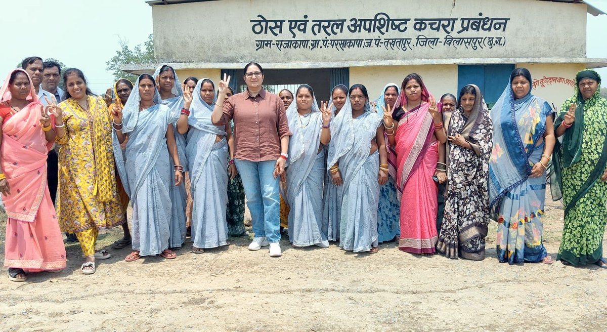 MonikaBhimSingh's tweet photo. “स्वच्छ रहेंगे, सतत रहेंगे।”😊
#Bilaspur #Chhattisgarh
#ThursdayMotivation #Odfplus
#SwachhBharatMissionGramin
#JaiSwachhta #JaiHind 😇 https://t.co/V3x3KGBSeS