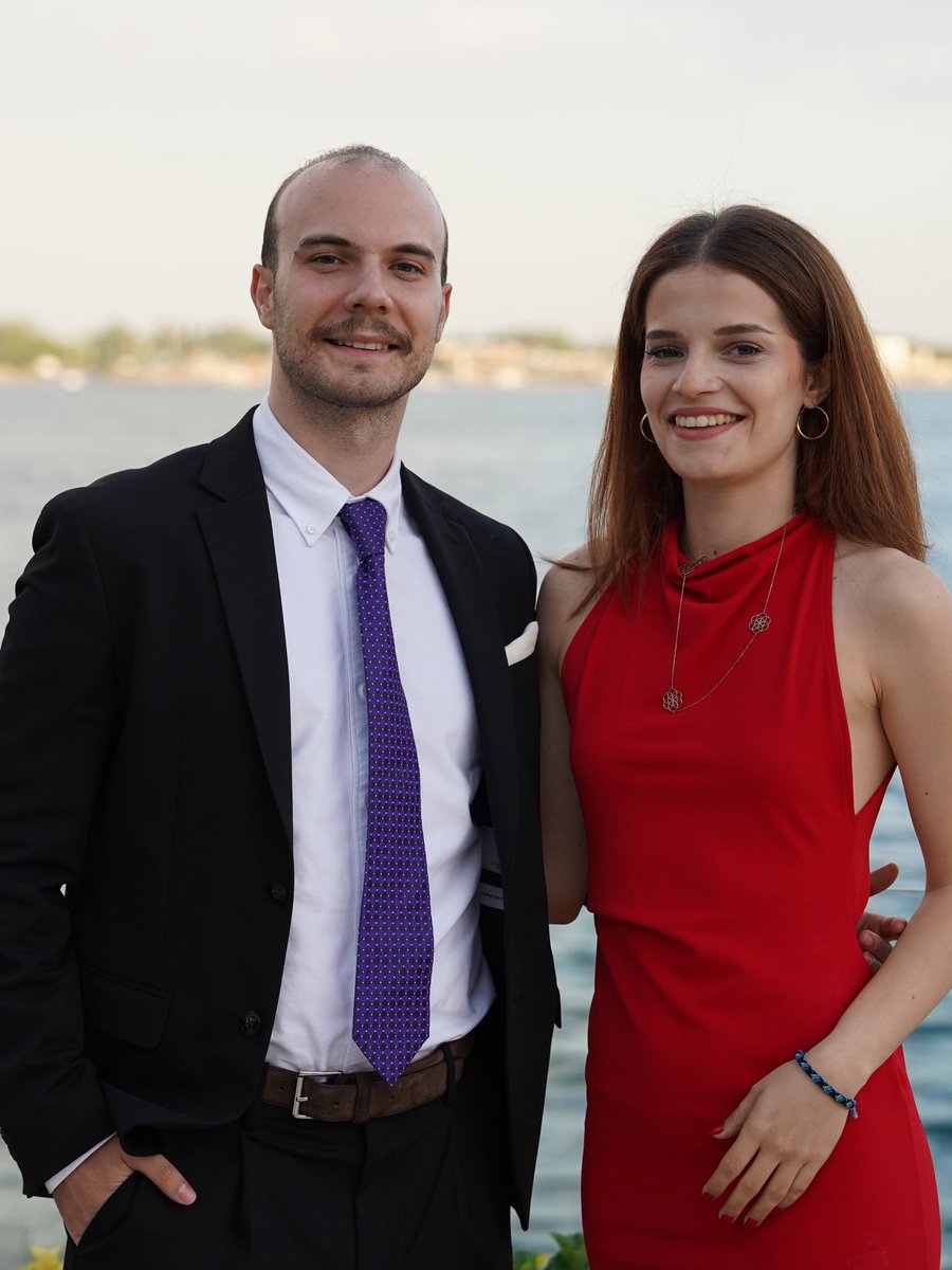 ArgudenAkd's tweet photo. "Haklara ve farklılıklara saygılı, uzlaşmacı, birlikte yaşama kültürünün hâkim olduğu bir toplum anlayışını benimsiyoruz. Haklarının ve sorumluluklarının bilincinde, hukukun üstünlüğünü gözeterek adalete güvenin sağlandığı, huzurun hâkim olduğu bir toplumda yaşamak için çalışacağız.”

19 Mayıs’ı coşkuyla kutladığımız Cumhuriyet’in Gençliği Balosu’nda yalnızca güzel anılar biriktirmedik; Cumhuriyet’e verdiğimiz sözü ve geleceğe dair sorumluluğumuzu da yeniden hatırladık.     

Çünkü Cumhuriyet’in gençlere bıraktığı en büyük miras; demokrasiye, bilime ve toplumsal faydaya inanan bir gelecek için düşünmek, üretmek ve birlikte harekete geçmektir.

Argüden Yönetişim Akademisi Gençlik Ağı ile gönüllülük ruhu ve sorumluluk bilinci etrafında bir araya gelerek bu mirası yaşatıyor, gençlerin değişime öncülük ettiği bir geleceği birlikte inşa ediyoruz.

19 Mayıs’ın ruhunu, geleceğe dair heyecanımız, hayallerimiz, umudumuz ve kararlılığımızla yaşatmaya devam edeceğiz.

@genclikagi 

#19Mayıs #19MayısGençlikveSporBayramı #CumhuriyeteSözümüzVar