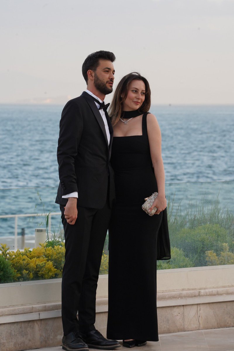 ArgudenAkd's tweet photo. "Haklara ve farklılıklara saygılı, uzlaşmacı, birlikte yaşama kültürünün hâkim olduğu bir toplum anlayışını benimsiyoruz. Haklarının ve sorumluluklarının bilincinde, hukukun üstünlüğünü gözeterek adalete güvenin sağlandığı, huzurun hâkim olduğu bir toplumda yaşamak için çalışacağız.”

19 Mayıs’ı coşkuyla kutladığımız Cumhuriyet’in Gençliği Balosu’nda yalnızca güzel anılar biriktirmedik; Cumhuriyet’e verdiğimiz sözü ve geleceğe dair sorumluluğumuzu da yeniden hatırladık.     

Çünkü Cumhuriyet’in gençlere bıraktığı en büyük miras; demokrasiye, bilime ve toplumsal faydaya inanan bir gelecek için düşünmek, üretmek ve birlikte harekete geçmektir.

Argüden Yönetişim Akademisi Gençlik Ağı ile gönüllülük ruhu ve sorumluluk bilinci etrafında bir araya gelerek bu mirası yaşatıyor, gençlerin değişime öncülük ettiği bir geleceği birlikte inşa ediyoruz.

19 Mayıs’ın ruhunu, geleceğe dair heyecanımız, hayallerimiz, umudumuz ve kararlılığımızla yaşatmaya devam edeceğiz.

@genclikagi 

#19Mayıs #19MayısGençlikveSporBayramı #CumhuriyeteSözümüzVar
