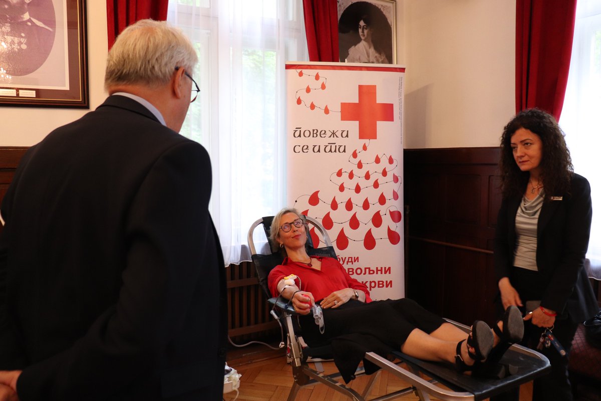 FranceenSerbie's tweet photo. Nacionali dan 🇷🇸 dobrovoljnih davalaca krvi

@CKSrbije je organizovala akciju prikupljanja krvi 🩸, kojoj se odazvala ambasadorka 🇫🇷 kao i službenici Ambasade.

Važna akcija koja može da spase živote &amp; prilika da se razgovara o saradnji🇫🇷 sa @CKSrbije https://t.co/s6WeFSQaXj