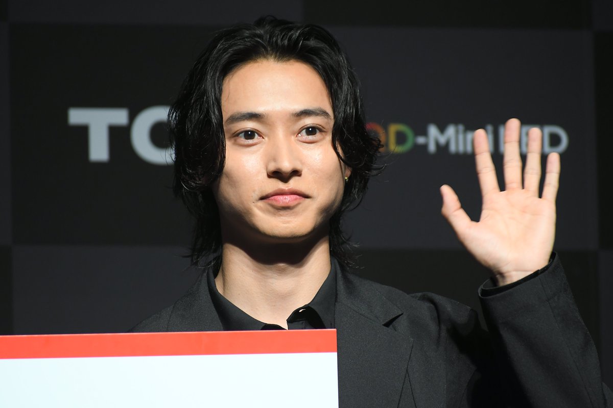 encountofficial's tweet photo. 〚 🖤ENCOUNT PHOTO🖤 〛

#山﨑賢人 さんが
「TCL」の公式アンバサダーに就任📺💫

自身の「一番輝く瞬間」を明かしていました🦁🔥

🔻詳細はこちら（写真7枚あり）
https://t.co/FSOOqiZquN https://t.co/moSVD0qPwG
