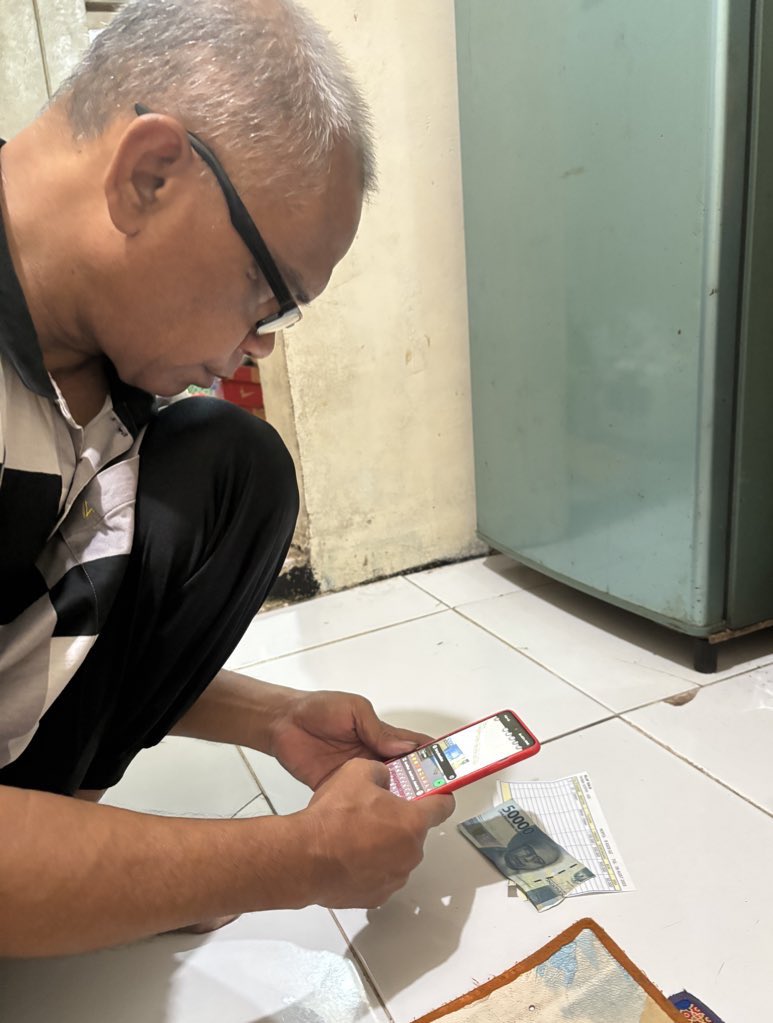milkpapii's tweet photo. Bapakku pernah dapet sisa gaji Rp.50.000 dan apesnya pas nyampe rumah duitnya kesobek 😭 bapak kerja borongan, kalo gak ada muatan bapak di rumah. Kalo ada loker supir yang gak perlu Ijazah dan memandang usia, mohon hubungi saya ya, bapak punya SIM B dan kami di Surabaya 🙏 https://t.co/XR1upKpk8W