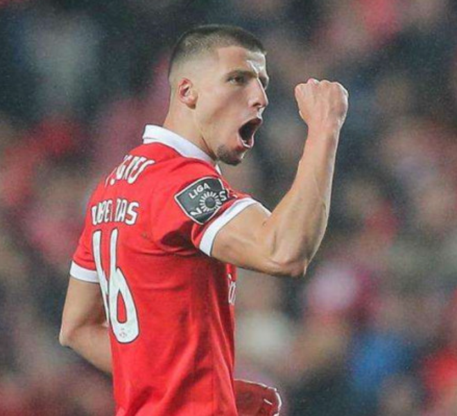 SLBFrance's tweet photo. 🎉 Rúben Dias fête ses 29 ans. Formé au Benfica, il s’est imposé comme un leader avant de devenir un pilier de Manchester City.
🏆 Champion au Portugal et en Angleterre, il a aussi remporté la Ligue des Champions & la Ligue des Nations.
#RúbenDias #ExSLB #FelizAniversário https://t.co/WuwlasW51D