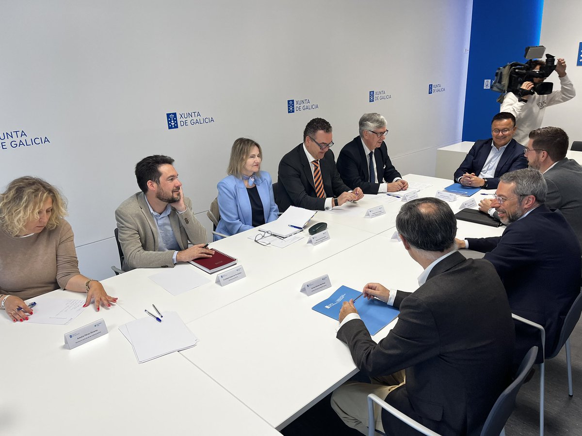 JoseGonVaz's tweet photo. Constituímos a Mesa do Diálogo Social en Galicia e arrancamos o proceso formal para abordar cos axentes sociais temas como o absentismo e o benestar laboral.

Hoxe en Pontevedra celebramos o primeiro pleno xunto a representantes empresariais e sindicais https://t.co/AfP0rFmKGs