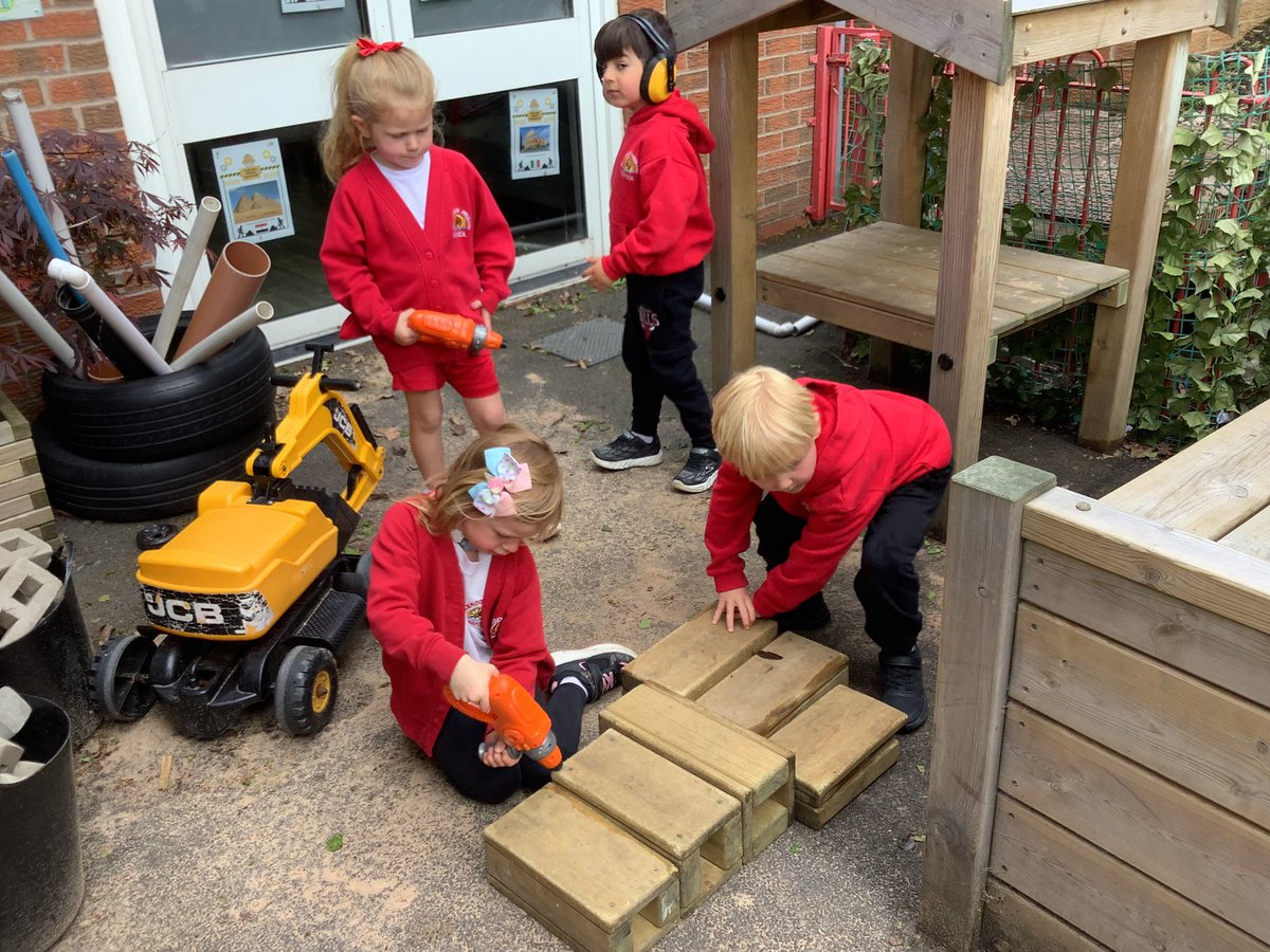 MillbrookRec's tweet photo. In our construction area, we built the Great Wall of China. #mbenglish #outdoorlearning https://t.co/pcx0Fmcosy