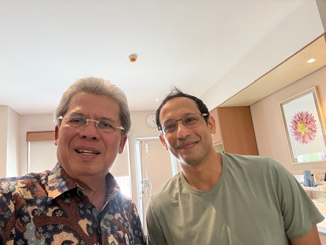 LambeSahamjja's tweet photo. Jam 17.30 saya mendapat khabar dari wartawanyang meliput  Nadiem di PN Jakarta Pusat bahwa jaksa menuntut Nadiem dihukum penjara 18 tahun, denda Rp 1 milyar dan uang pengganti Rp 5 trilyun lebih.

Ini tuntutan yang saya bilang ‘insane’, bertolak belakang dengan fakta-fakta persidangan. Logika jaksa adalah logika ‘penghukuman’ bukan logika ‘keadilan’.

Dari awal saya melihat pendekatan ‘punitive’ berjalan dan asas praduga tak bersalah dikesampingkan. Dalam retorika asas ini tetap berlaku tapi dalam proses persidangan sangat terasa bahwa asas praduga tak bersalah itu seperti dikesampingkan.

Tugas jaksa, pembela dan majelis hakim utamanya adalah memproduksi keadilan, karena itu jaksa syah saja menuntut bebas ketika bukti yang dihadirkan tak mendukung isi dakwaannya.

Tugas majelis hakim justru paling berat sebagai pemutus yang memegang palu, membuat putusan berdasar Keadilan Berdasar KeTuhanan Yang Maha Esa.

Berita Acara Pemeriksaan di kepolisian maupun kejaksaan selalu dimulai dengan kata-kata ‘pro justicia’ atau ‘untuk keadilan’. 

Tetapi semua kata-kata diatas seperti praduga tak bersalah, demi keadilan berdasar Ketuhanan Yang Maha Esa dan pro justicia seperti kehilangan makna, tenggelam dalam semangat ‘punitive’.

Tuntutan jaksa bukanlah akhir dari proses persidangan Nadiem, masih ada pledoi dan putusan pengadilan.
Saya masih menyimpan harapan bahwa majelis hakim akan memanggul ‘law and justice’ dalam konsiderasi putusan yang dibuatnya. 

Saya harap majelis hakim akan terketuk hati nuraninya dan menjadikan keadilan sebagai roh dari putusan yang dilahirkannya.

Kalau ini tak terjadi maka saya merasa layak mengutip buku Sebastian Pompe yang berjudul ‘The Indonesian Supreme Court: A Study of Institutional Collapse” atau dalam terjemahan bahasa Indonesia berbunyi: Runtuhnya Mahkamah Agung.

Kali ini, dimulai dengan kasus Tom Lembong, Hasto Kristyanto dan Ira Puspawati saya harus mengatakan bahwa yang runtuh bukan saja Mahkamah Agung tetapi cita-cita kita akan negara hukum (rechtstaats

sumber:tulisan Todung Mulya Lubis