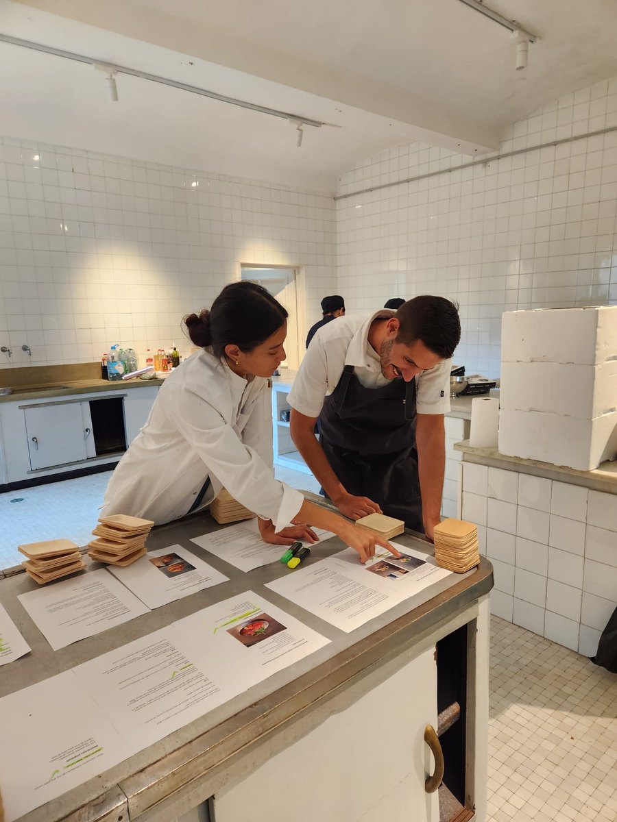 ChefMspin's tweet photo. Ayer tocó disfrutar, aprender y compartir cocina con gente maravillosa. 

Gracias a @alimerka , @neozink y a todo el equipo 🙌

Y un placer coincidir con Maria Lo aunque ahora me has dejado pensando seriamente en hacer esa crema de remolacha 😂

¡Qué bien lo pasamos! 🔥 https://t.co/fLntks1zFC