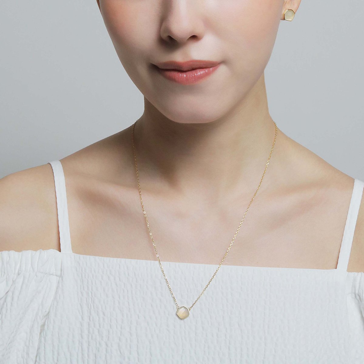 freecus_jp's tweet photo. 📢先行販売終了まで、残り1日！

3rd Collectionのアクセサリーでは、
ブランド名に由来し「幸福」を
もたらす石としても
知られるムーンストーンを採用🌙

主張が強くないながらも、
上品な存在感が目を惹く
印象の天然石で、春夏のコーディネートに
さりげなく輝きを添えてくれます✨

今回もより多くの方に
お楽しみいただけるよう、
一部アイテムにニッケルフリーの
コーティングを施しております💎

ぜひ、お早めにチェックしてください👀

【Freecus 先行情報】
💅先行販売期間
〜5月15日（金）23:59

🎁先行期間限定特典もご用意

🔗 詳細はこちら
https://t.co/aFDHZ6DMfn

@takashi_m0923
#Freecus #フィカス
