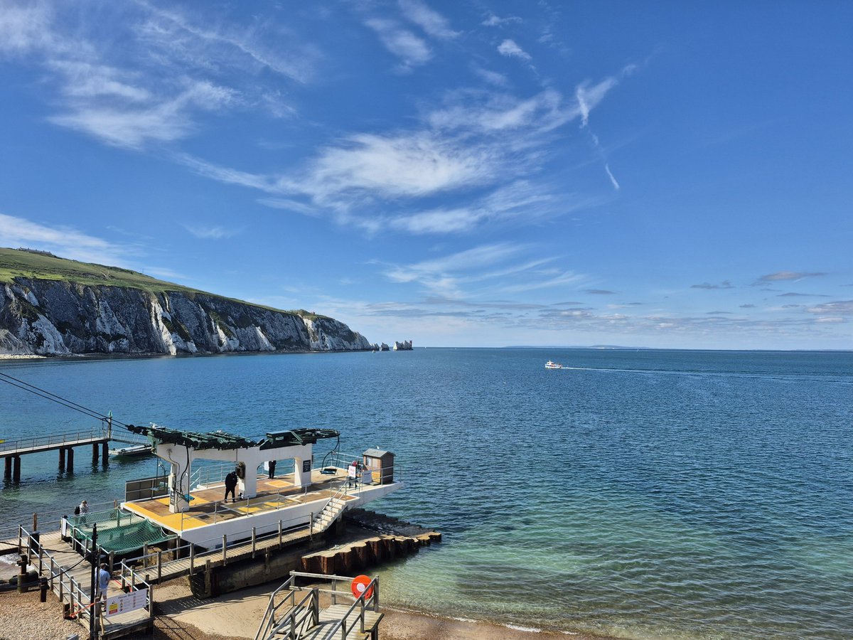 pgbswi's tweet photo. Picture postcard moment of Alum Bay and the Needles https://t.co/BRuYjvT2ny