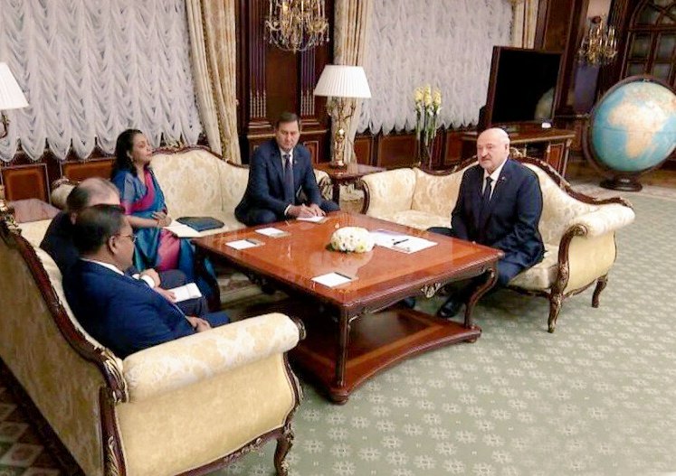 HMVijithaHerath's tweet photo. I called on President Aleksandr Lukashenko of the Republic of Belarus 🇧🇾 during my official visit to Belarus.

Our discussion centered on constructive engagement to further strengthen the longstanding friendship between Sri Lanka and Belarus and to develop a roadmap for cooperation with a clear vision in mutually beneficial sectors, including trade, industry, agriculture, education and people-to-people ties.
Reaffirmed our shared commitment to deepening bilateral relations as we mark 25 years of diplomatic relations between our two countries.