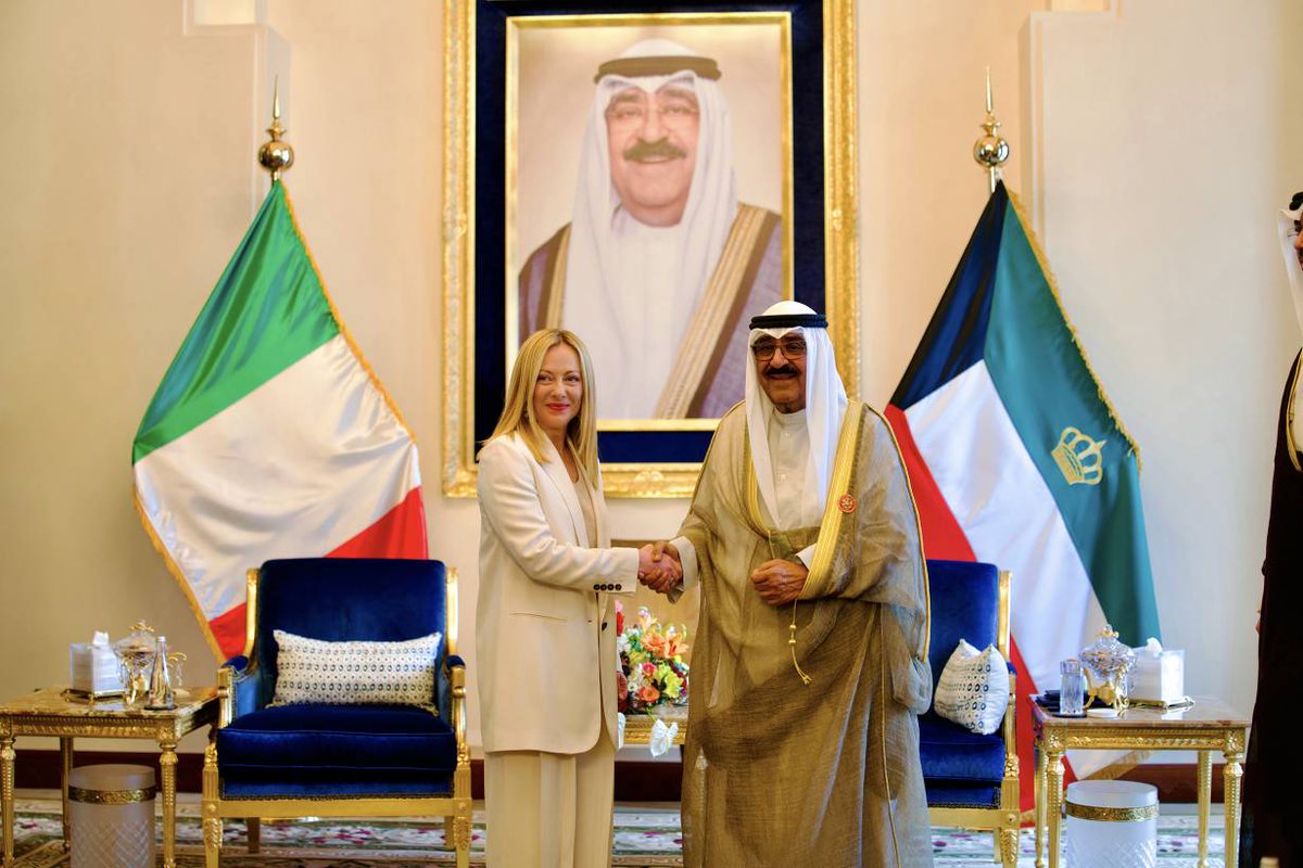 ar_decode39's tweet photo. أمير الكويت يبعث برسالة إلى ميلوني.. وتاياني يلتقي نظيره الكويتي

رسالة شخصية من أمير الكويت تفتح فصلا جديدا في الحوار الاستراتيجي بين روما والكويت حول التعاون الثنائي والاستقرار الإقليمي...

https://t.co/dOqso411lz https://t.co/WLRYdH9WW7