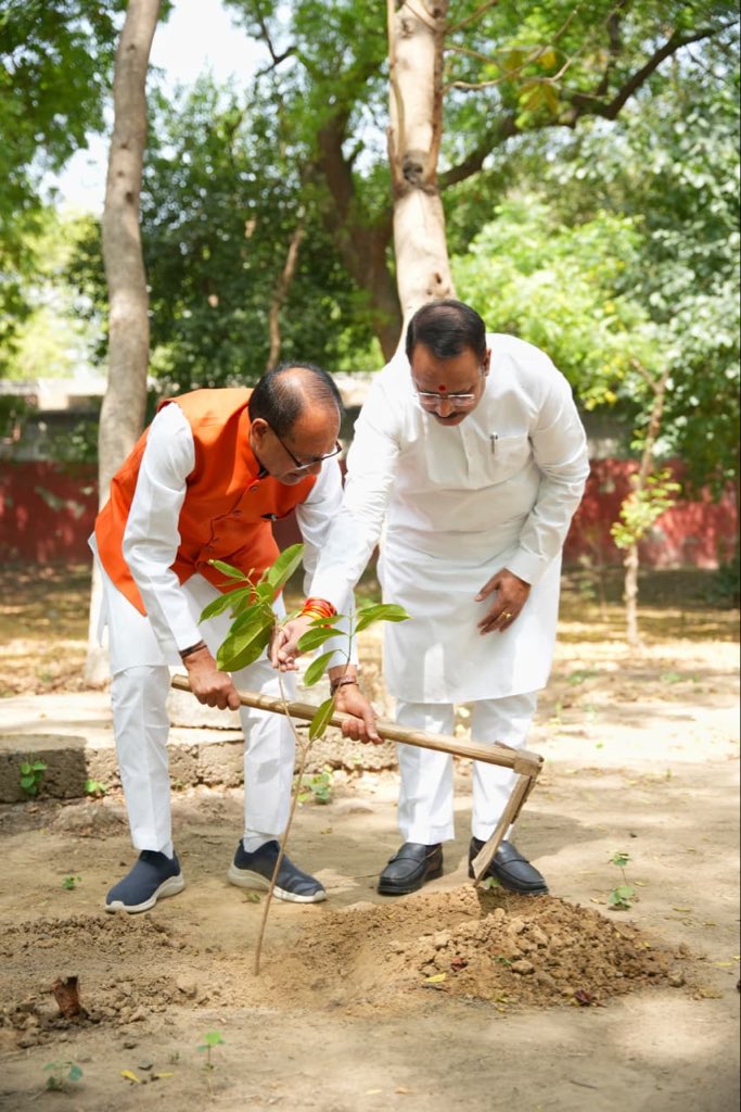 ChouhanShivraj's tweet photo. प्रतिदिन पौधरोपण के संकल्प के क्रम में आज नई दिल्ली में पौधा रोपकर प्रकृति के प्रति अपना दायित्व निभाया।

📞 मिस्ड कॉल करें और “शिव वृक्ष मित्र” बनें।

📲 8929629475

आइए, मिलकर प्रकृति बचाने का संकल्प लें।

#OnePlantADay https://t.co/lLXXgJynQO