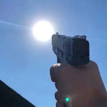 miyaoshis's tweet photo. is the sun bothering you king? https://t.co/uUqw1wqp63
