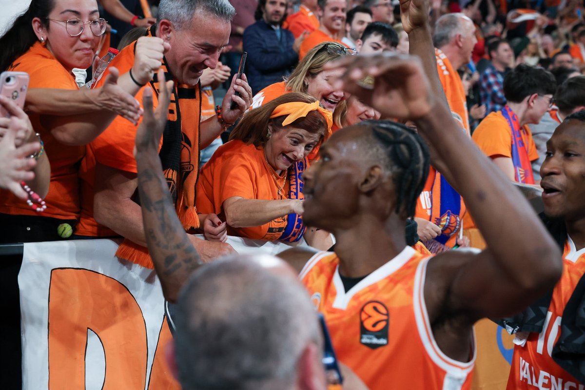 beballternative's tweet photo. 🏀 Seamos sinceros…

¿Hay algún equipo que merezca más ganar la EuroLeague que Valencia Basket?

Lo que nos están haciendo disfrutar esta temporada es una auténtica locura.

Basket, carácter y una afición entregada. 🧡

Amunt València! 🚀

#BeBallChronicles https://t.co/MHa5it0Uy3