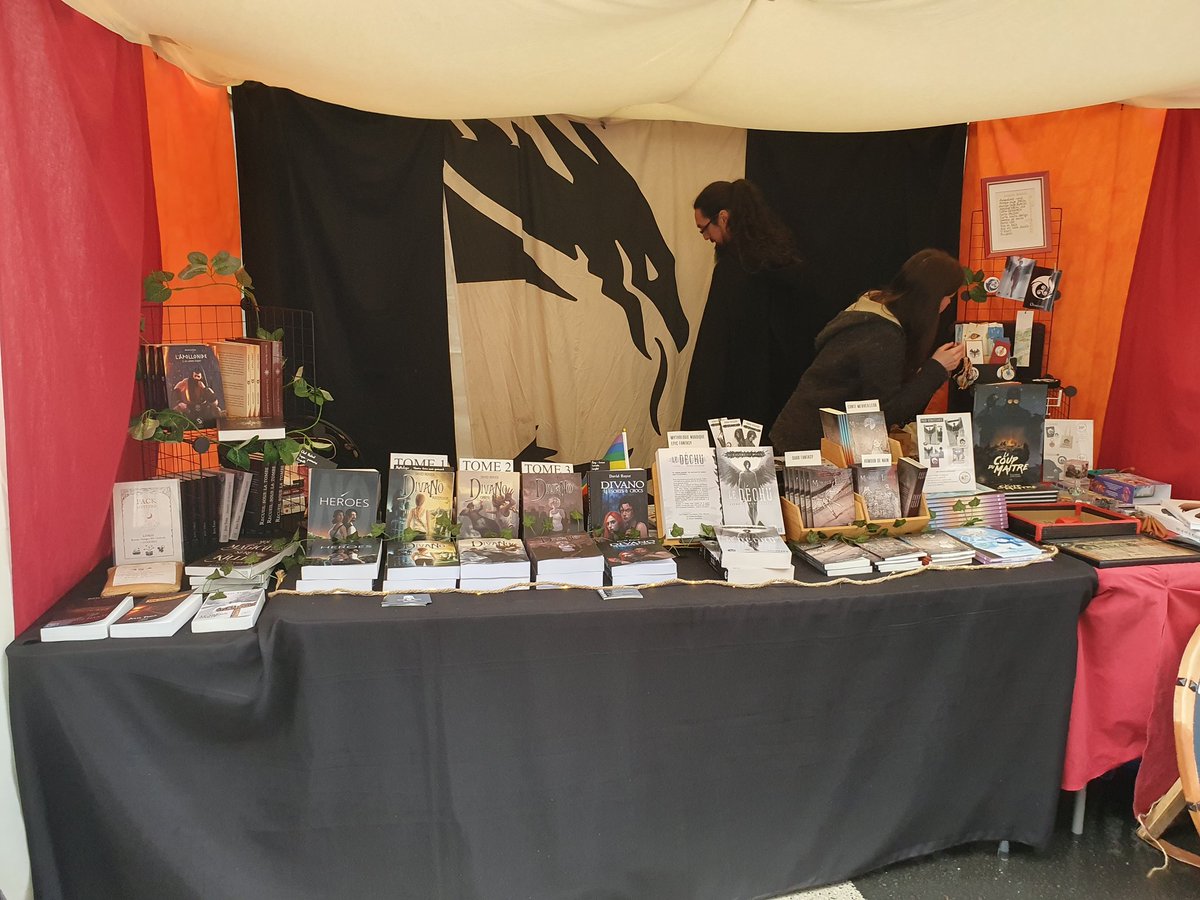 DR4247's tweet photo. Et c'est parti pour la première journée aux Médiévales de Rouen !

Venez nombreux, c'est Fantasy à volonté ! ^^

#dedicace #fantasy #urbanfantasy #mythologie #sciencefiction https://t.co/MwVfQcfX0N