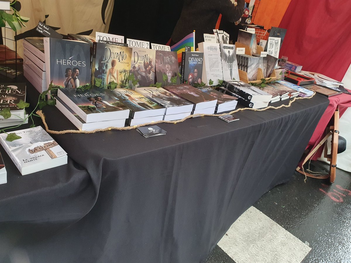 DR4247's tweet photo. Et c'est parti pour la première journée aux Médiévales de Rouen !

Venez nombreux, c'est Fantasy à volonté ! ^^

#dedicace #fantasy #urbanfantasy #mythologie #sciencefiction https://t.co/MwVfQcfX0N