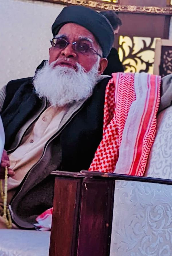 awaheedmurad's tweet photo. چھ برس سے بقایا جات کے لیے عدالتوں میں پھرنے والے محکمہ اوقاف کے حافظ عبیداللہ کو کینسر تشخیص

محکمہ اوقاف کے ملازم حافظ عبیداللہ سنہ 2015 میں ریٹائر ہوئے مگر محکمے نے ان سے کہا کہ آپ 2015 میں ریٹائر نہیں ہوئے بلکہ 2020 میں ریٹائر ہوں گے کیونکہ ابھی آپ کی عمر 55 سال ہے، لہذا اپنی سروس جاری رکھیں۔

چنانچہ انہوں نے جنوری 2015 سے دسمبر 2020 تک اپنی سروس جاری رکھی۔ اس دوران کیس چلتا رہا اور AGPR (اکاؤنٹنٹ جنرل پاکستان ریوینیوز) نے ان کی تنخواہ روک دی۔ جب تنخواہ رک گئی تو وہ ہائیکورٹ چلے گئے۔ اور اصل تنازع سروس بُک کے پہلے صفحے کا پھٹ جانا تھا اور چونکہ سروس بک AGPR کے پاس ہوتی ہے، اس لیے ہائیکورٹ نے اے جی پی آر کے مؤقف کو تسلیم کرتے ہوئے یہ فیصلہ دیا کہ آپ 2015 میں ہی ریٹائر ہو چکے تھے۔ 
عدالت نے مزید کہا کہ محکمہ اوقاف، جس کا انچارج ڈپٹی کمشنر ہے، ان کا موقف درست نہیں۔

عدالت نے حکم دیا کہ آپ 2015 سے اپنی پنشن وصول کریں اور جو پانچ سال آپ نے کام کیا ہے، اس کی ریکوری کے لیے سول کورٹ سے رجوع کریں۔ اس کے بعد حافظ عبیداللہ نے سول سوٹ فائل کیا، جس پر ٹرائل ہوا۔ 
محکمہ اوقاف نے اس کیس میں دفاع پیش کیا لیکن فیصلہ ریٹائرڈ ملازم کے حق میں ہوا۔ 

عدالت نے حکم دیا کہ لیبر کی کم از کم اجرت (Minimum Wage) کے مطابق ان پانچ سالوں کی تنخواہ، جو کہ تقریباً 16 لاکھ روپے سے زائد بنتی ہے، ادا کی جائے۔

محکمہ اوقاف نے اس فیصلے کے خلاف اپیل کی جو کہ خارج (Dismiss) کر دی گئی۔ 
اس وقت محکمے کے پاس کوئی حکمِ امتناعی (Stay Order) نہیں اور کیس کی ایگزیکیوشن (تعمیل) کا معاملہ زیرِ التوا ہے۔ عدالتی احکامات پر عمل نہ ہونے پر مقامی عدالت نے اسلام آباد کے ڈپٹی کمشنر کے قابلِ ضمانت وارنٹ گرفتاری بھی آخری سماعت پر جاری کیے۔ 

ریٹائرڈ حافظ عبید اللہ اس وقت بسترِ مرگ پر ہیں، انہیں کینسر تشخیص ہوا ہے۔ ان کی پانچ سال کی جائز مزدوری/تنخواہ انہیں تاحال نہیں ملی، حالانکہ اس کے بعد بھی اب چھ سال گزر چکے ہیں۔