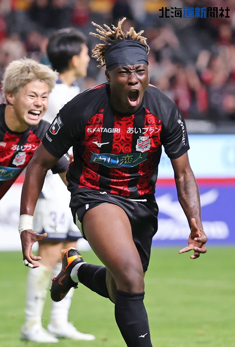 photo_doshin's tweet photo. 「札幌のキング」が日本サッカーで味わった挫折　監督、通訳と歩んだ2年間　コンサドーレで来日初ゴールまでの #サフォ の物語

▽記事はこちらから▽
https://t.co/XujMqB2boY 

#consadole #コンサドーレ https://t.co/oq15ClIwpi