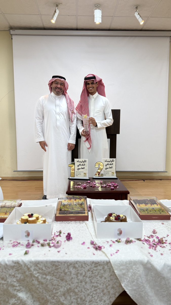 Bandralhemily's tweet photo. كل الشكر لعمادة الكلية على هذا التكريم، كما أخص بالشكر لعميد الكلية الدكتور شادي تمر، ووكيلة الكلية الدكتورة مريم الجعيد، على دعمهم الدائم والمستمر🤍🙏🏻. https://t.co/dTpfVf3HTI