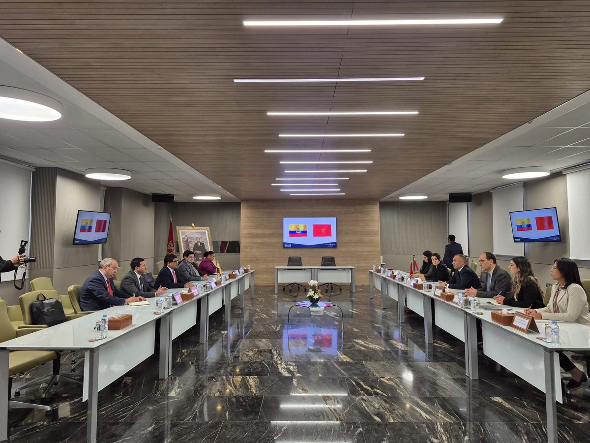 LuisJaramilloOK's tweet photo. Marruecos constituye una gran oportunidad para nuestros productos de exportación, sobre todo camarón, banano, cacao y flores a muy corto plazo. La hoja de ruta hacia la firma de acuerdos de comercio e inversiones avanza a paso acelerado y con voluntad política firme de ambas partes.  Se trata de un mercado de 39 millones de habitantes con una infraestructura de conectividad portuaria impresionante. El puerto de Tánger (el mayor para contenedores del Mediterráneo) con un volumen cercano a 12 millones de TEUs, zonas francas y centros de producción automotriz, fosfatos, textil, aeronáutica y re-etiquetado & co-packing, con conectividad en camiones y trenes, es un claro ejemplo de visión a largo plazo y de una estrategia de desarrollo productivo exitoso. Se trata de un hub logístico que conectará al Ecuador y nuestra oferta exportable con todo el Mediterráneo y África.  En Septiembre en Quito se llevará a cabo Consejo Empresarial Binacional con el apoyo de ambas agencias nacionales de promoción de exportaciones, @ProEcuador y @amdie_agency.