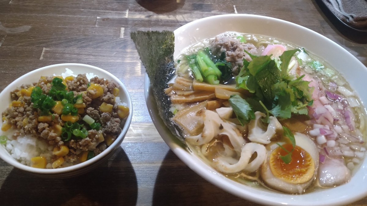 gunsou2460's tweet photo. #自家製麺こうじ
#ラーメン好きと繋がりたい
18:38着。外待ち1
中盛限定麺(あご出汁ラーメン)
とミニ茶碗丼🍚(豚荒挽き肉の黒こしょう炒めご飯)
久方ぶりのミニ茶碗丼をポチリ🔲
豚肉団子が香りがよくてやたらめったら馬かった(美味かった)
腹減りの為、あっという間に完食✨
ごちそうさま🙇 https://t.co/oOMFwRoHIQ