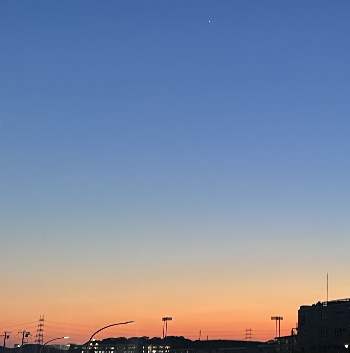 tipoff27's tweet photo. 西の空のコントラストが素敵で思わずカメラアプリを立ち上げた。 https://t.co/HHITWunlJs