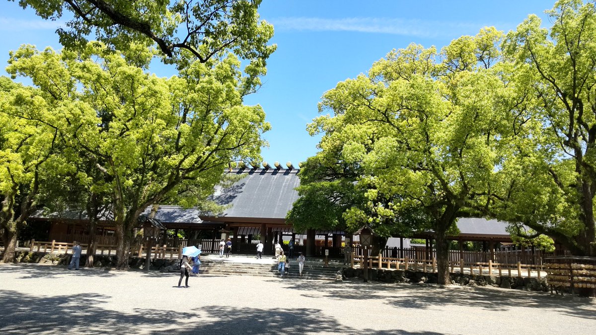 k_sena_i's tweet photo. 熱田神宮！
とても天気が良くて暑かった…。
鶏にも出会えたよ✨そして謎の土偶…🤔 https://t.co/eAGejN5725