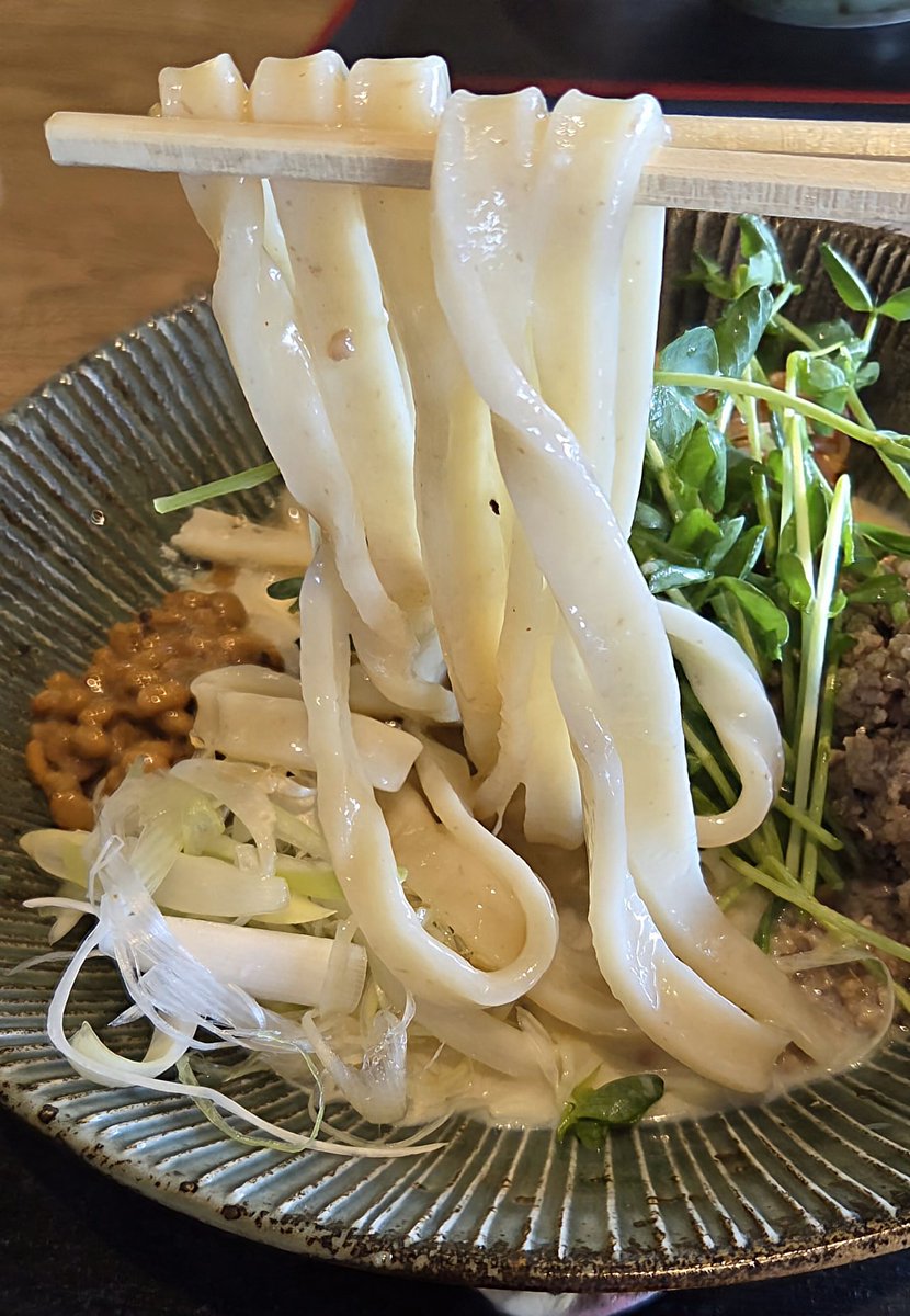 よこりん tweet media