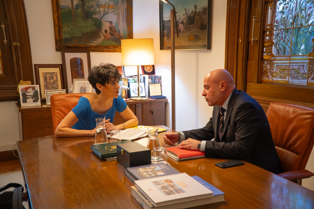 inclusiongob's tweet photo. 🤝 Reunión de la ministra @SaizElma con el delegado del Gobierno en Catalunya, @DelegGobCAT, @carlosprietogo.

➡️ Han realizado seguimiento del desarrollo del proceso de regularización en Catalunya, que transcurre conforme a lo previsto.

📍Barcelona https://t.co/K4FsNBInmn