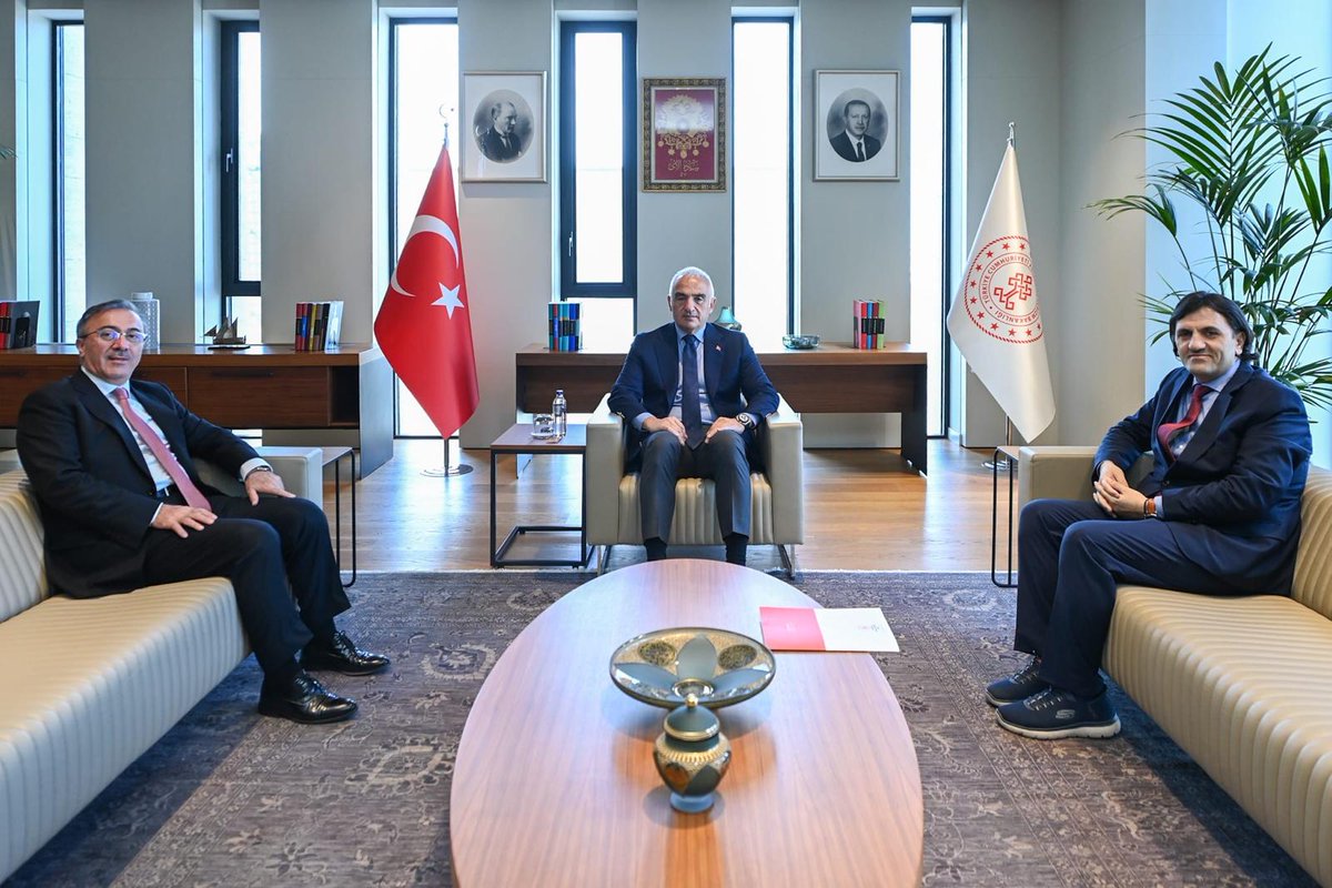 iikvorg's tweet photo. İİKV Mütevelli Heyeti Başkanımız Said Yüce, Kültür ve Turizm Bakanı Mehmet Nuri Ersoy ile Bir Araya Geldi.

İlmi Miras ve Risale-i Nur Üzerine Uzun Bir Sohbet
Oldukça verimli ve dostane bir atmosferde geçen görüşmede Said Yüce, Bakan Ersoy’a vakfın çalışmaları ve Bediüzzaman Said Nursi’nin eserleri olan Risale-i Nur Külliyatı’nın günümüze ışık tutan hakikatleri üzerine kapsamlı bilgiler aktardı. Ziyaretin büyük bir bölümünde Risale-i Nur’un kültürel ve manevi değerleri üzerine uzun bir ders ve sohbet gerçekleştirildi.

Bakan Ersoy’dan Takdir ve Teşekkür
İstanbul Medeniyet Enstitüsü Müdürü Doç. Dr. Ünal Akyüz’ün de hazır bulunduğu görüşmede, Türkiye’nin kültürel kalkınması ve ilmi projeler üzerine fikir alışverişinde bulunuldu. Vakfın ve enstitünün yürüttüğü çalışmaları ilgiyle dinleyen Kültür ve Turizm Bakanı Mehmet Nuri Ersoy, aktarılan ilmi hakikatler ve projelerle ilgili memnuniyetini dile getirerek olumlu geri bildirimlerde bulundu.

Görüşme, Türkiye’nin ilim ve kültür hayatına katkı sunacak çalışmaların önemine vurgu yapılarak tamamlandı.