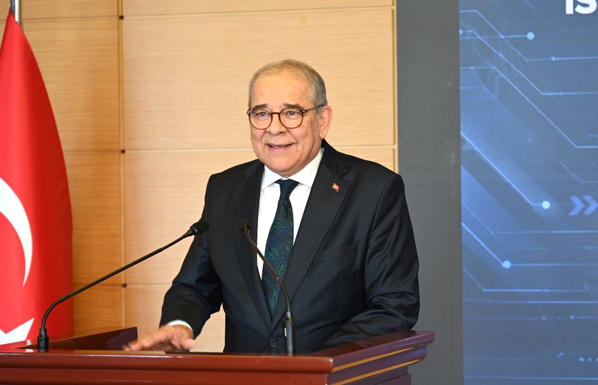 itokurumsal's tweet photo. İstanbul Ticaret Odası Yetkinlik Merkezi Projesi kapsamında düzenlenen Elektrikli Araç Bakım Eğitimi Sertifika Töreni, İTO Başkan Yardımcısı Mehmet Develioğlu'nun katılımıyla gerçekleştirildi. 

Programda, elektrikli araç teknolojileri ve bakım süreçlerine yönelik eğitimlerini başarıyla tamamlayan öğrencilere sertifikaları, öğretmenleriyle birlikte takdim edildi. 

İTO Yetkinlik Merkezi Projesi kapsamında, simülasyon teknolojileriyle desteklenen eğitimlerle gençler CNC Torna / Freze, CAD-CAM ve elektrikli araç teknolojileri gibi geleceğin mesleklerine hazırlanıyor.

Proje başlangıcından bu yana 315 öğrencinin mezun olduğu proje, kamu, akademi, yerel yönetim ve sanayi işbirliğinin mesleki eğitimdeki başarılı örneklerinden biri olarak öne çıkıyor.