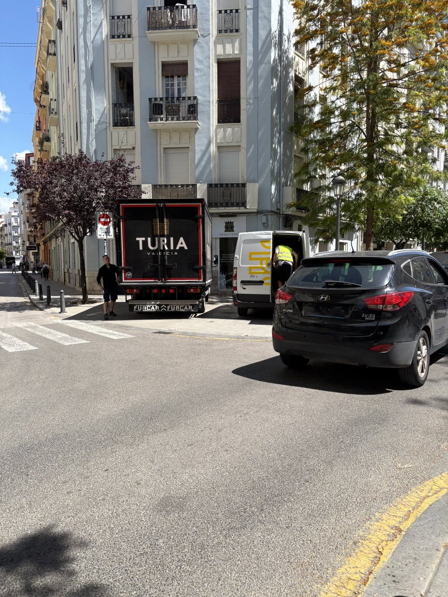 Atorrijos5's tweet photo. Esto es ruzafa y el caos. @policialocalvlc @urbanismevlc, luego tenemos que sortear los vehículos, rompen los bolardos con  golpes haciendo maniobras y después no se reponen  alguien piensa en los ciudadanos? Desde calle filipinas hasta el mercado de ruzafa está todo igual. https://t.co/18SZk0WONT