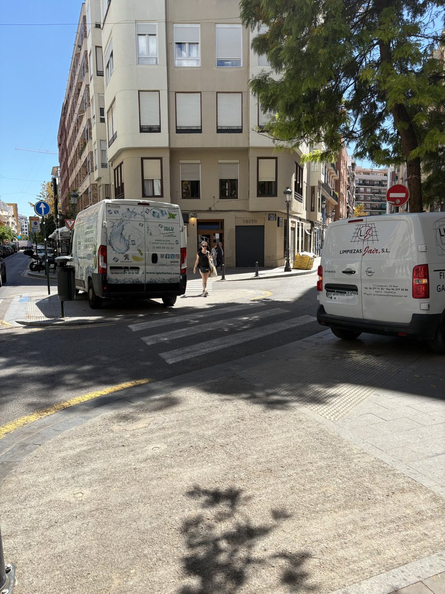 Atorrijos5's tweet photo. Esto es ruzafa y el caos. @policialocalvlc @urbanismevlc, luego tenemos que sortear los vehículos, rompen los bolardos con  golpes haciendo maniobras y después no se reponen  alguien piensa en los ciudadanos? Desde calle filipinas hasta el mercado de ruzafa está todo igual. https://t.co/18SZk0WONT