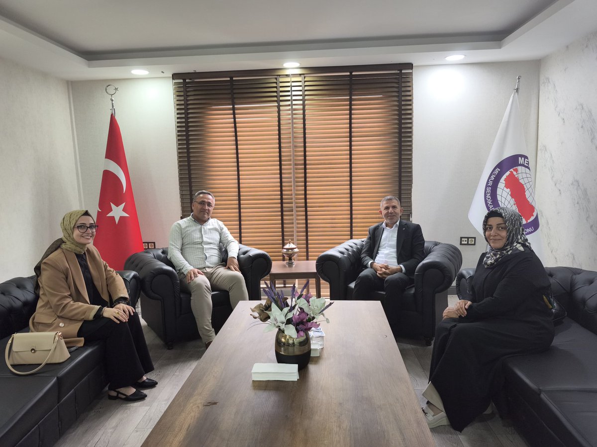 ebsdiyarbakir1's tweet photo. Mezopotamya ilkokulu müdürü Hacı Nuri Bakır ve beraberindekiler, siyonist İsrail’in uluslararası sularda hukuk tanımaz müdahlesiyle alkonulan Sumud Filosu aktivisti Şube Başkanımız Ramazan Tekdemir’i ziyaret edip verilen bu onurlu mücadele için dayanışma mesajlarını ilettiler https://t.co/TXGr6ep0qa