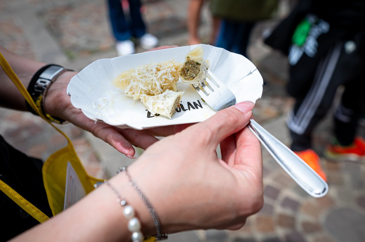 regioneFVGit's tweet photo. 😋 La Festa dei Cjarsons torna a #Sutrio con una novità: per l’edizione 2026 raddoppia l’appuntamento dedicato al piatto simbolo della Carnia.
L’evento si terrà:
• sabato 6 giugno dalle 17.00
• domenica 7 giugno dalle 10.00
Info qui 👉 https://t.co/Ty90gZjkpL https://t.co/G3ia7Qsjzo