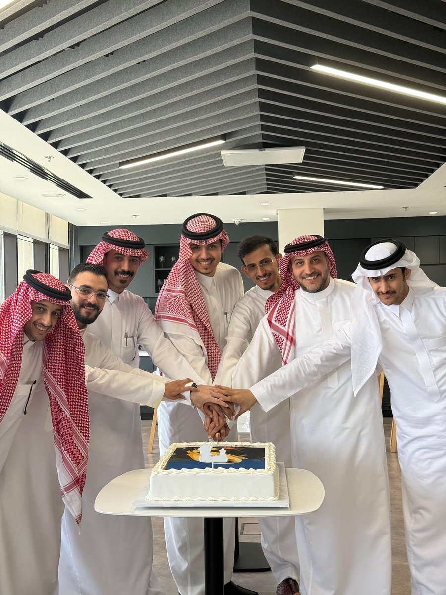 iab2d's tweet photo. بيئة العمل الملهمة هي التي تصنع الإنجاز، الأصدقاء والزملاء الرائعون هم من يجعلون للطريق طعماً آخر. شكراً لكل من احتفى بي اليوم، كلماتكم ومشاعركم هي التكريم الحقيقي لي. فخور بكم جميعاً أخواني. 🤝🌟 https://t.co/955zS24VyC