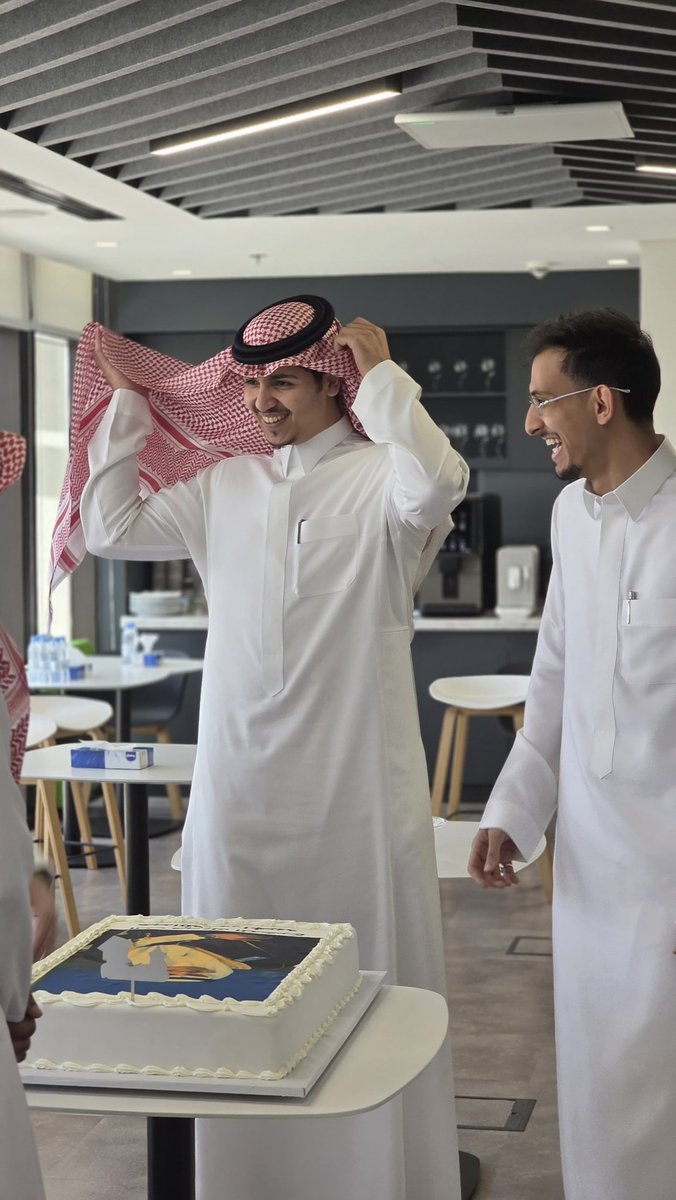 iab2d's tweet photo. بيئة العمل الملهمة هي التي تصنع الإنجاز، الأصدقاء والزملاء الرائعون هم من يجعلون للطريق طعماً آخر. شكراً لكل من احتفى بي اليوم، كلماتكم ومشاعركم هي التكريم الحقيقي لي. فخور بكم جميعاً أخواني. 🤝🌟 https://t.co/955zS24VyC