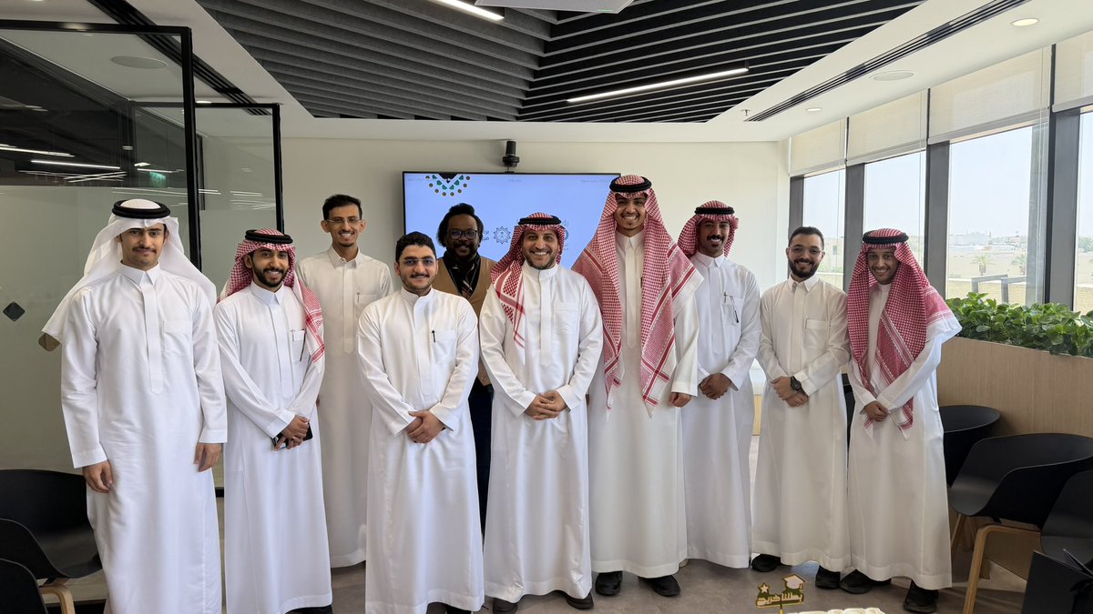 iab2d's tweet photo. بيئة العمل الملهمة هي التي تصنع الإنجاز، الأصدقاء والزملاء الرائعون هم من يجعلون للطريق طعماً آخر. شكراً لكل من احتفى بي اليوم، كلماتكم ومشاعركم هي التكريم الحقيقي لي. فخور بكم جميعاً أخواني. 🤝🌟 https://t.co/955zS24VyC