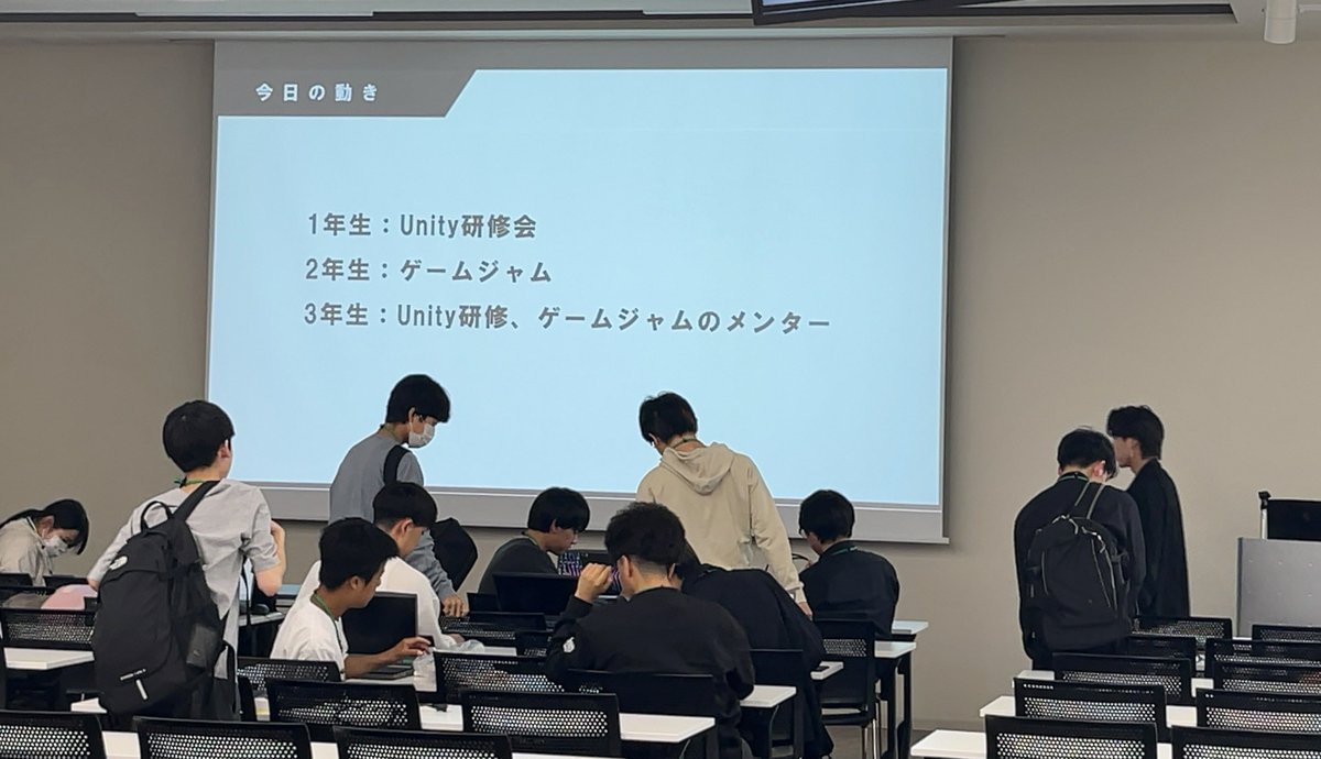 tridentGDC's tweet photo. 本日は、新入生Unity勉強会の様子をお届けします。

第1回とのことでまずはインストールから！

先輩たちもサポートに入りながら
一生懸命セットアップ中！👀

#ゲームジャム 
#unity3d
#ゲーム制作 https://t.co/S8BqOGHzEu