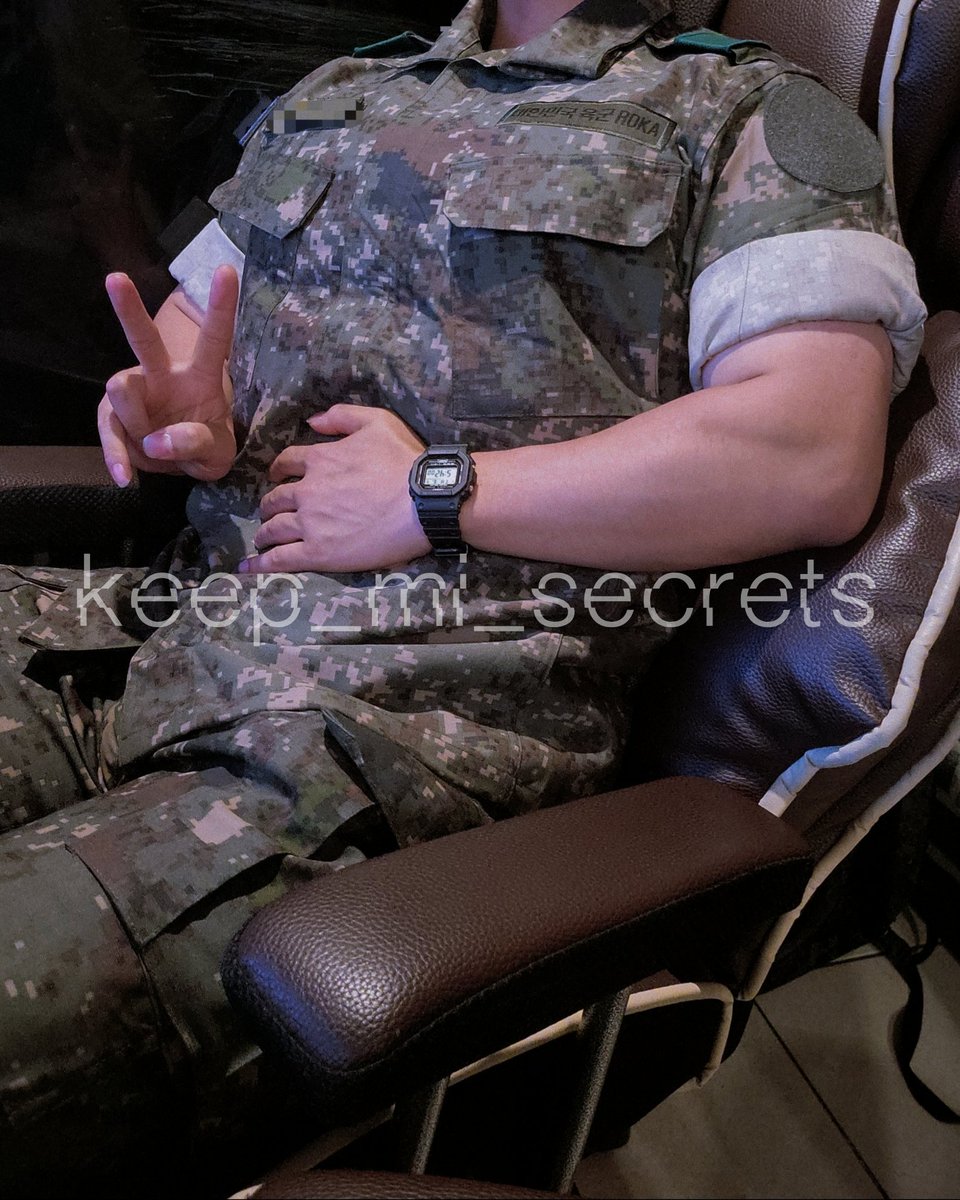 Keep_mi_secrets's tweet photo. 군복 좋아해? https://t.co/6IaqI0POwm