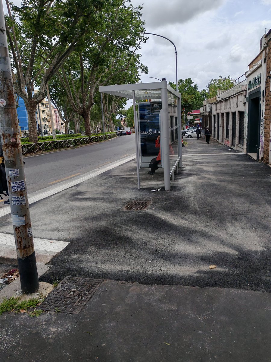 ant_garof's tweet photo. Nuove fermate @InfoAtac a penisola: ok. Quando sono in pendenza c'è una griglia longitudinale per l'acqua. Alla #75393 niente griglia, solo un piccolo quadrato in un angolo che dopo pochi giorni è già intasato. Vedi foto - cc @MercurioPsi https://t.co/CNbFaya9QR